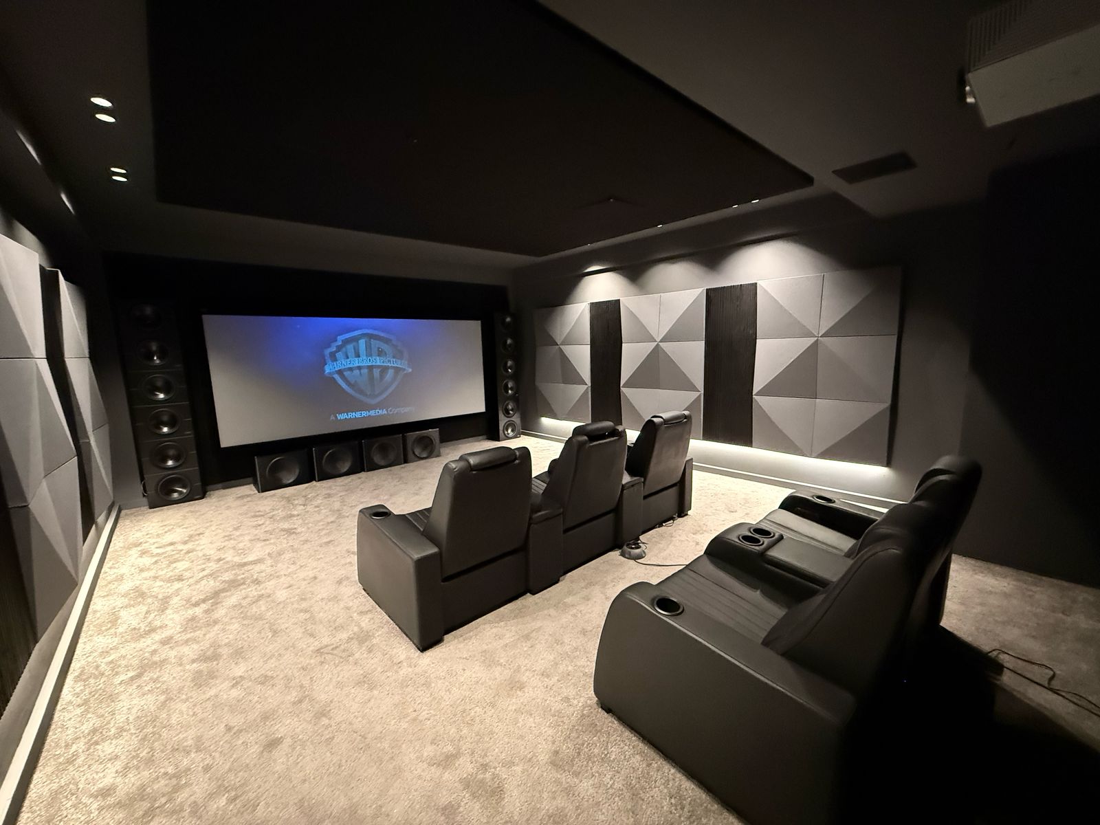 Immerse yourself in the exclusive Anquan AV world and explore the endless possibilities and excellence of premium audio-visual systems that will elevate your home theatre. 